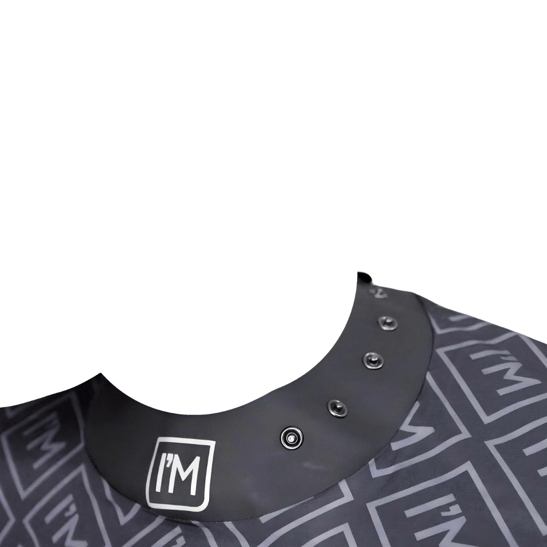 CAPA IMMORTAL NYC NEGRA LOGO COLLAR DE GOMA BOTONE DE PRESIÓN