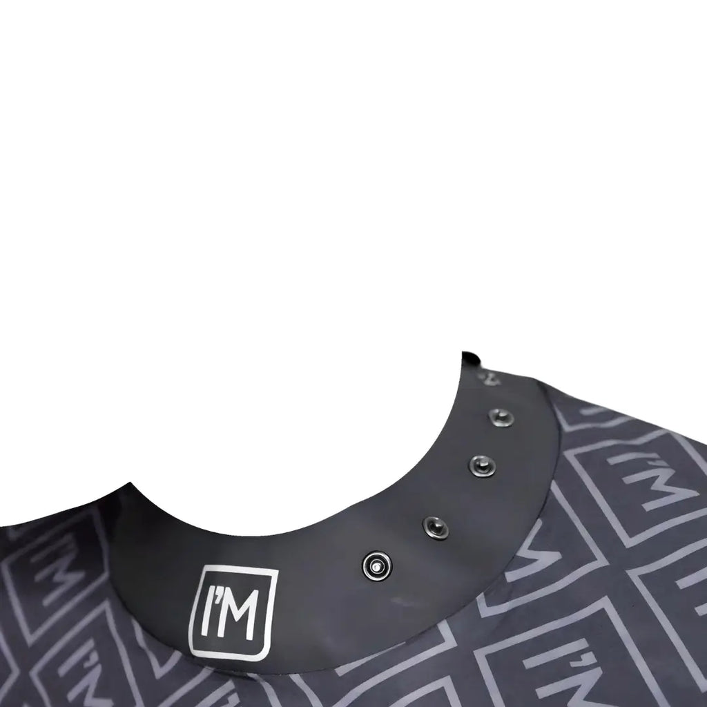 CAPA IMMORTAL NYC NEGRA LOGO COLLAR DE GOMA BOTONE DE PRESIÓN
