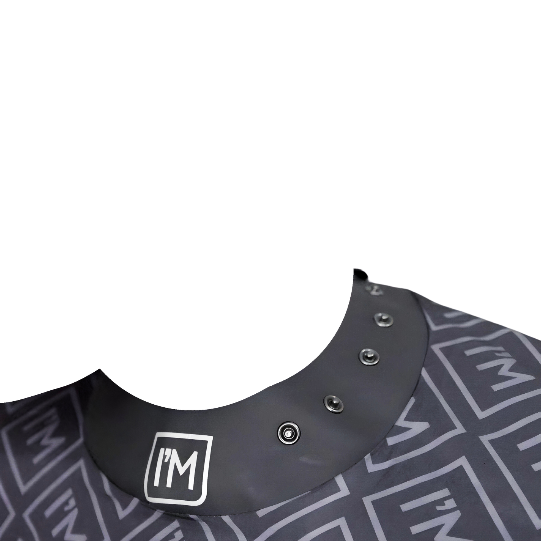 CAPA IMMORTAL NYC NEGRA LOGO COLLAR DE GOMA BOTONE DE PRESIÓN